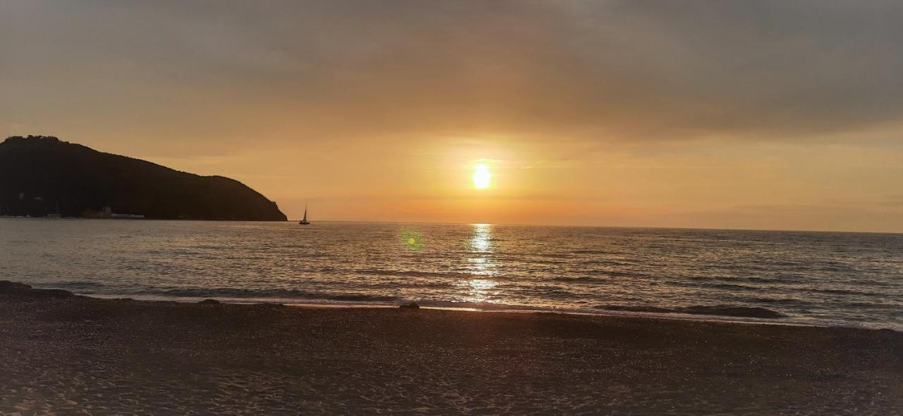 Appartamento Claudi A San Vincenzo Bagian luar foto